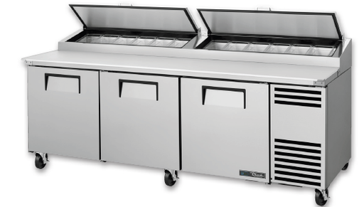[TPP-AT2-93-HC THOOD TOPPINGCTCHR] Mesa de preparación de pizza de 93" con refrigerante ecológico 290 incluye tapa telescópica y recogedor de queso - True